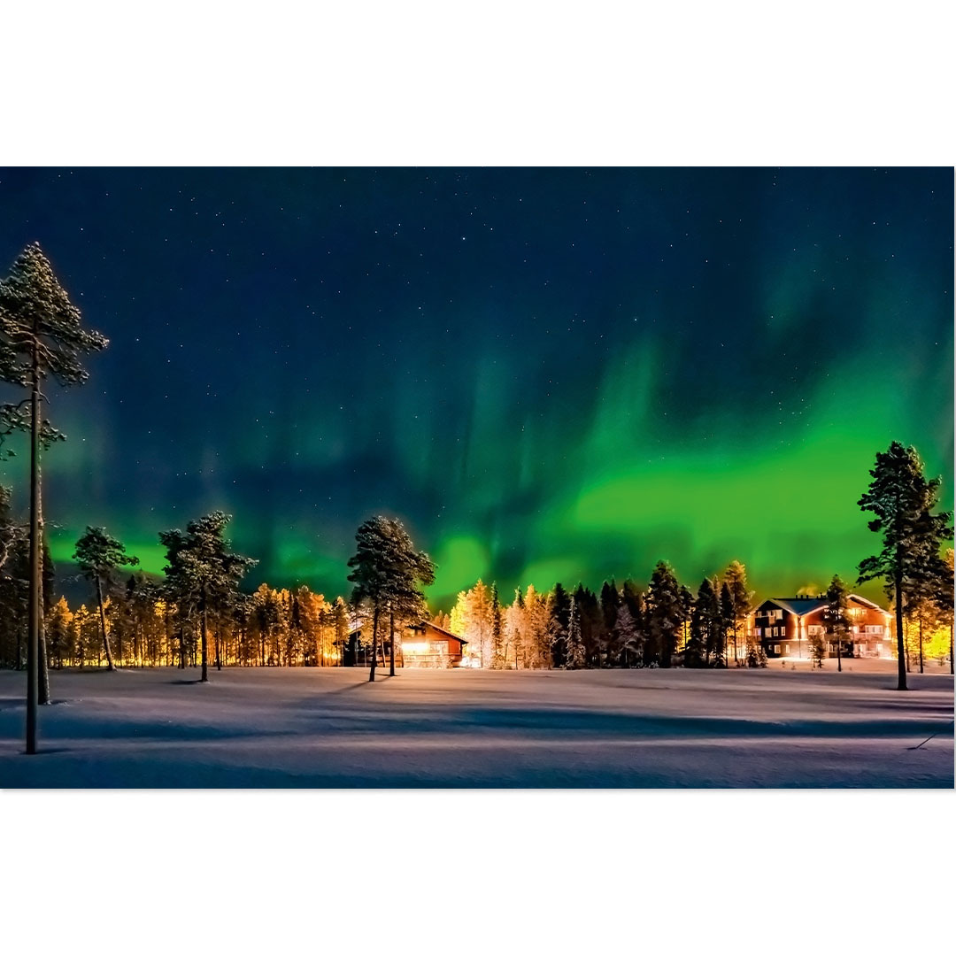 Aurora borealis über dem Polarkreis im Winter