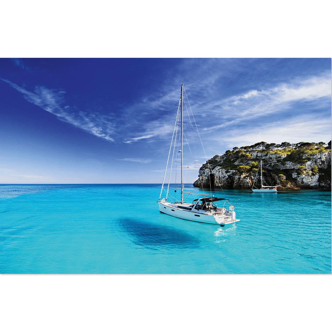 Segelboot in Bucht von Menorca